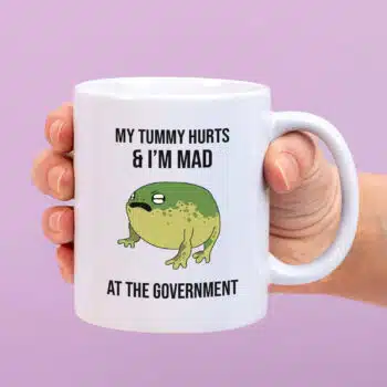 Mok met Tekst ‘’My tummy hurts and I'm mad at the government’’ | Materiaal: Keramiek | 33 cl | Mok met Tekst | Koffie Mok | Grappige Cadeau |  Vaatwasser bestendig | Humor | Mok met grappige tekst