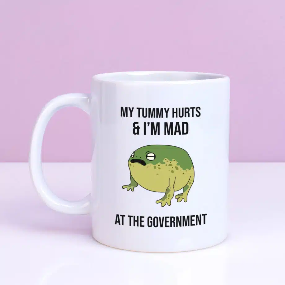 Mok met Tekst ‘’My tummy hurts and I'm mad at the government’’ | Materiaal: Keramiek | 33 cl | Mok met Tekst | Koffie Mok | Grappige Cadeau |  Vaatwasser bestendig | Humor | Mok met grappige tekst