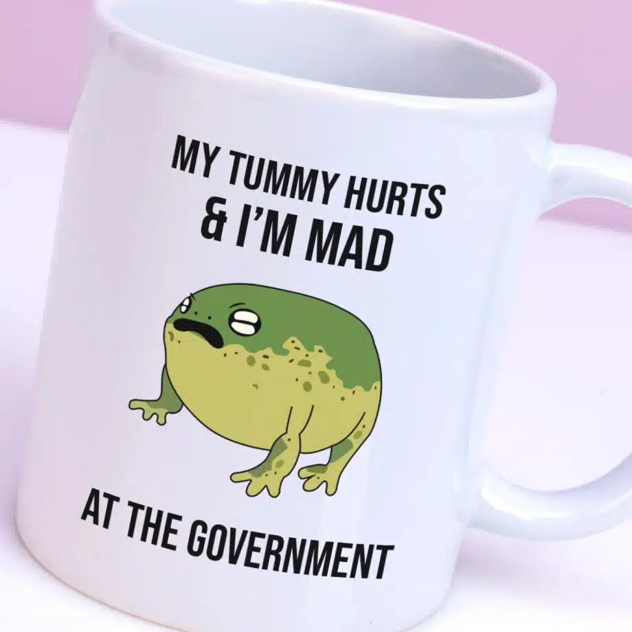 Mok met Tekst ‘’My tummy hurts and I'm mad at the government’’ | Materiaal: Keramiek | 33 cl | Mok met Tekst | Koffie Mok | Grappige Cadeau |  Vaatwasser bestendig | Humor | Mok met grappige tekst