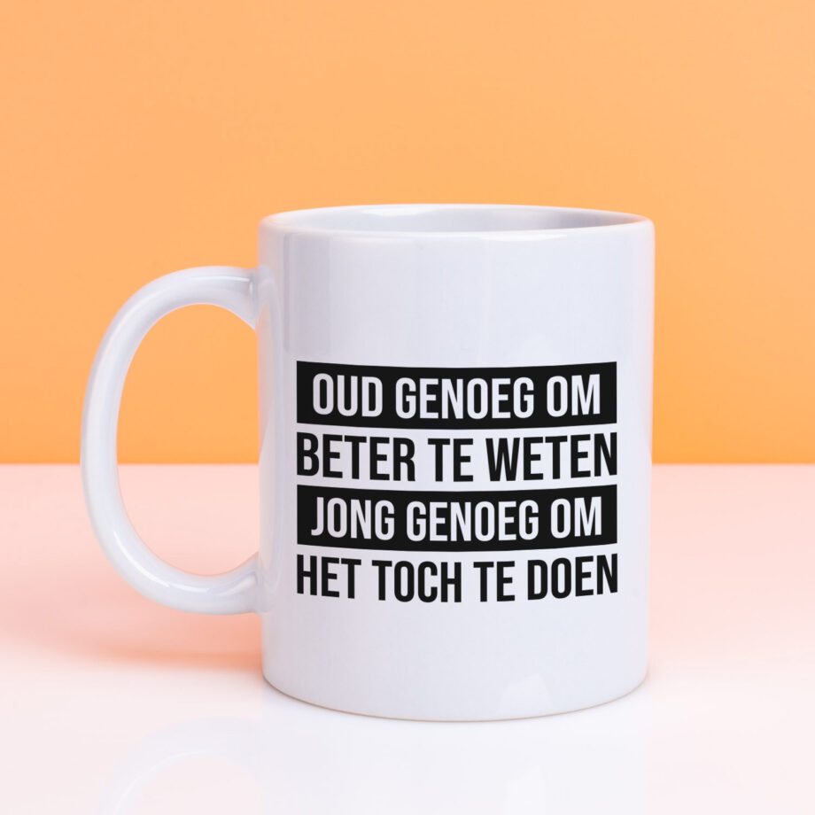 Mok met Tekst ‘’Oud genoeg’’ | Materiaal: Keramiek | 33 cl | Mok met Tekst | Koffie Mok | Grappige Cadeau | Vaatwasser bestendig | Humor | Mok met grappige tekst