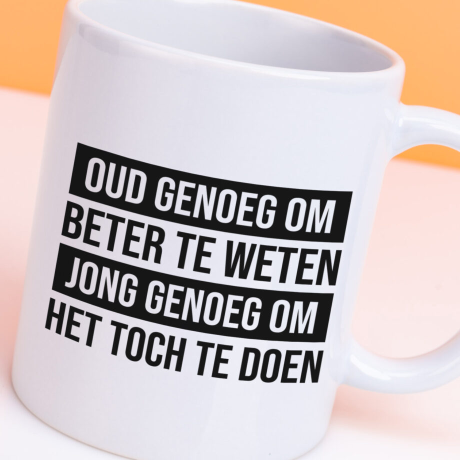 Mok met Tekst ‘’Oud genoeg’’ | Materiaal: Keramiek | 33 cl | Mok met Tekst | Koffie Mok | Grappige Cadeau | Vaatwasser bestendig | Humor | Mok met grappige tekst