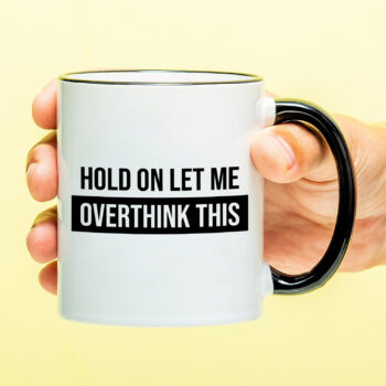 Mok met Tekst ‘’Hold on let me overthink this’’ | Materiaal: Keramiek | 33 cl | Mok met Tekst | Koffie Mok | Grappige Cadeau |  Vaatwasser bestendig | Humor | Mok met grappige tekst