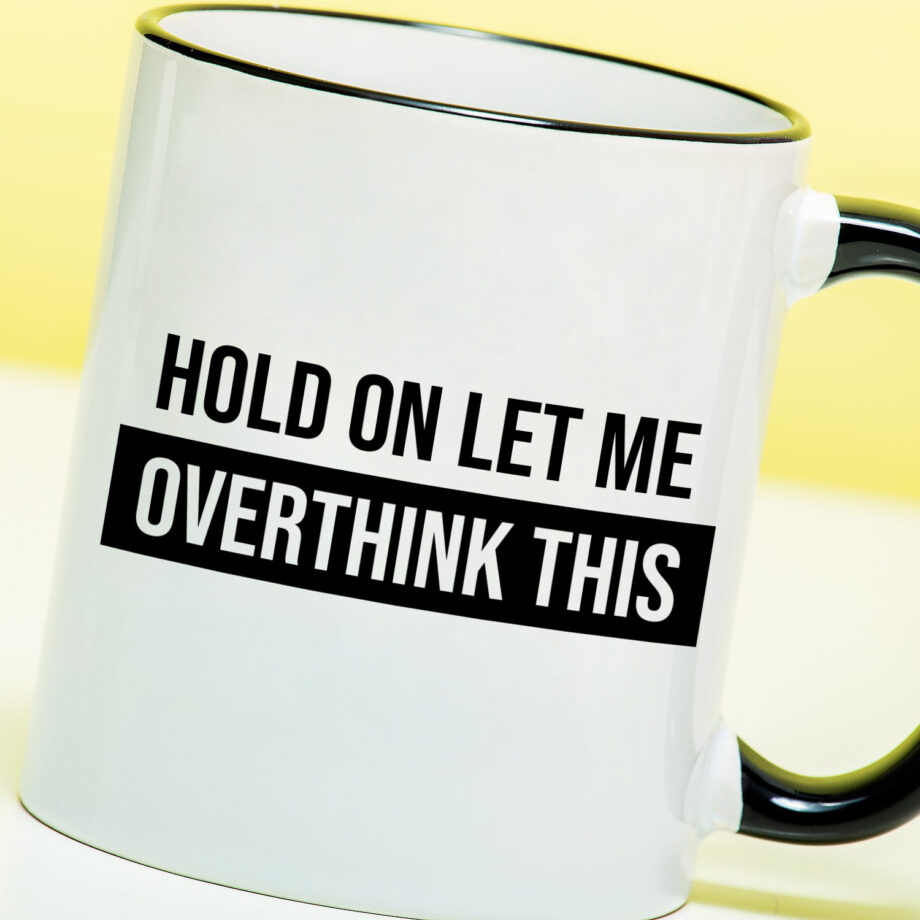 Mok met Tekst ‘’Hold on let me overthink this’’ | Materiaal: Keramiek | 33 cl | Mok met Tekst | Koffie Mok | Grappige Cadeau |  Vaatwasser bestendig | Humor | Mok met grappige tekst