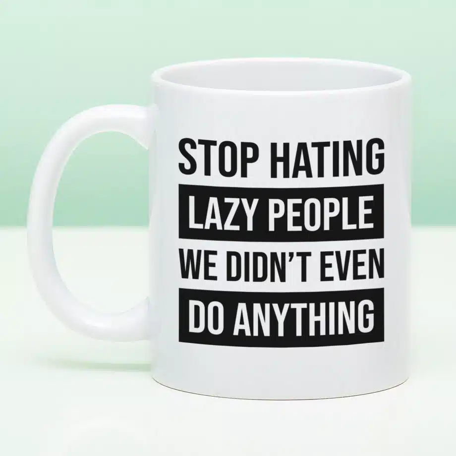 Mok met Tekst ‘’Stop hating lazy people’’ | Materiaal: Keramiek | 33 cl | Mok met Tekst | Koffie Mok | Grappige Cadeau |  Vaatwasser bestendig | Humor | Mok met grappige tekst