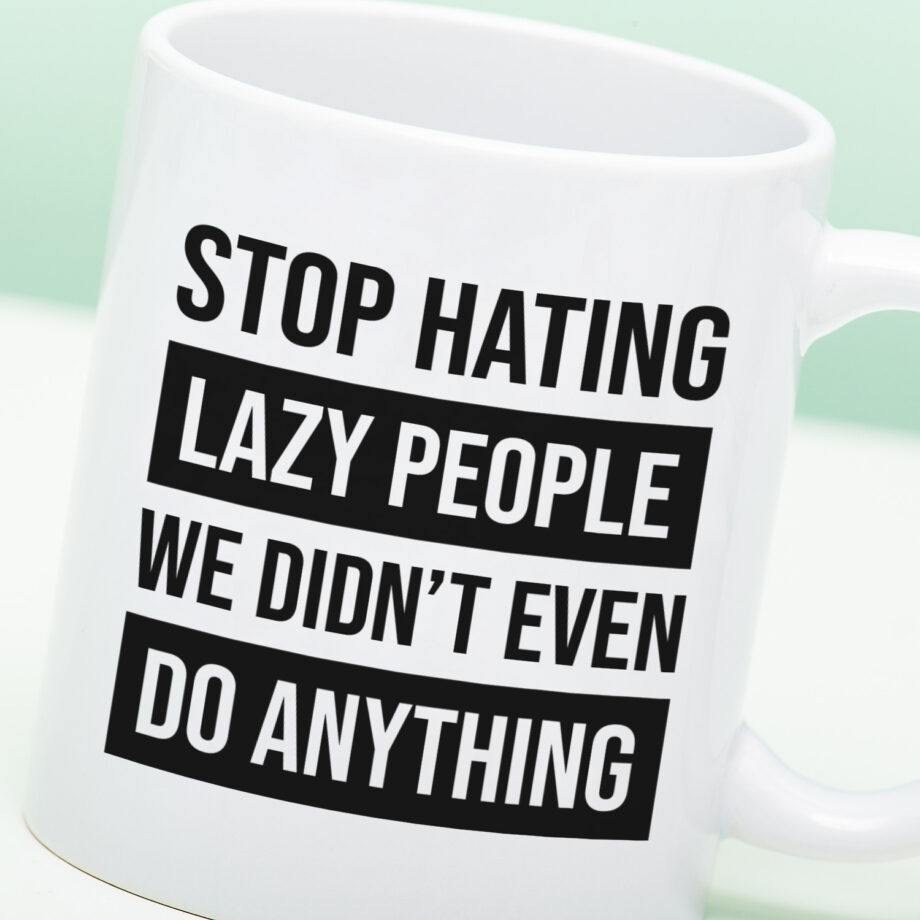 Mok met Tekst ‘’Stop hating lazy people’’ | Materiaal: Keramiek | 33 cl | Mok met Tekst | Koffie Mok | Grappige Cadeau |  Vaatwasser bestendig | Humor | Mok met grappige tekst