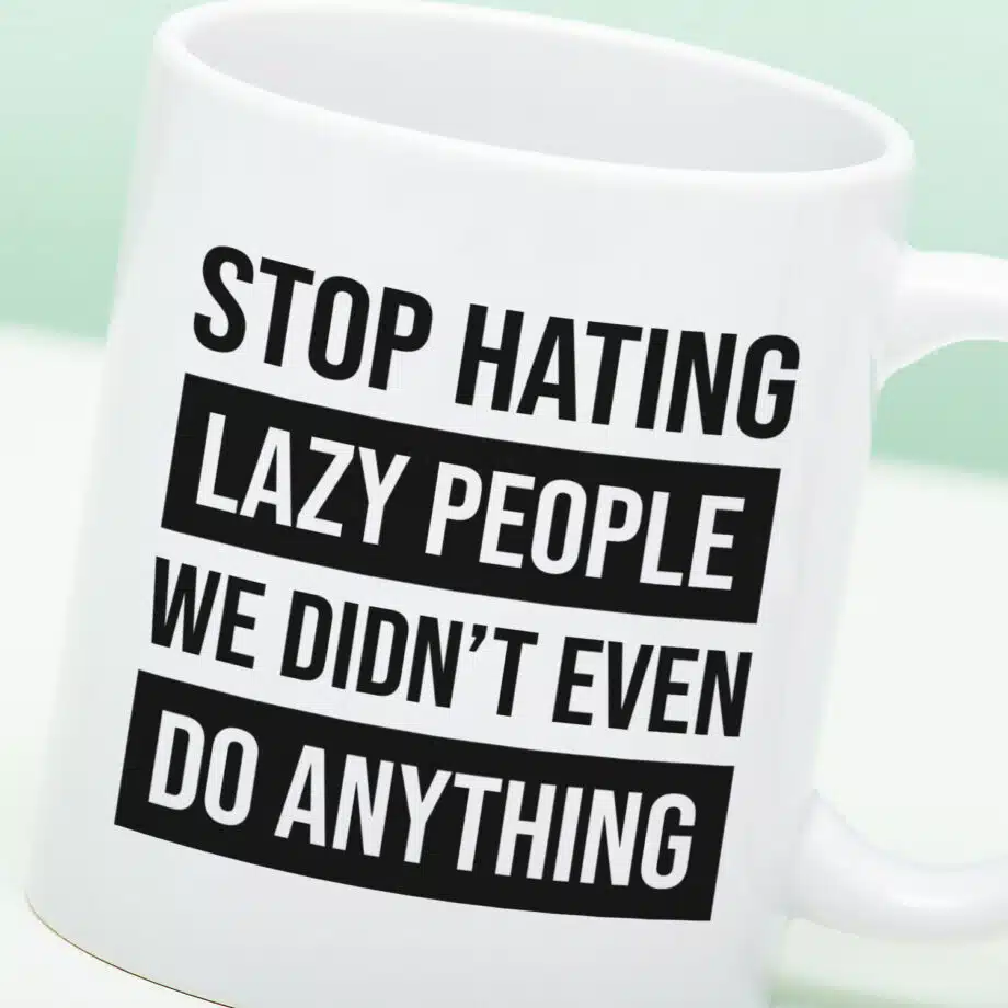 Mok met Tekst ‘’Stop hating lazy people’’ | Materiaal: Keramiek | 33 cl | Mok met Tekst | Koffie Mok | Grappige Cadeau |  Vaatwasser bestendig | Humor | Mok met grappige tekst