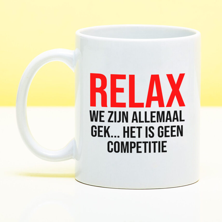 Mok met Tekst ‘’Relax we zijn allemaal gek’’ | Materiaal: Keramiek | 33 cl | Mok met Tekst | Koffie Mok | Grappige Cadeau |  Vaatwasser bestendig | Humor | Mok met grappige tekst