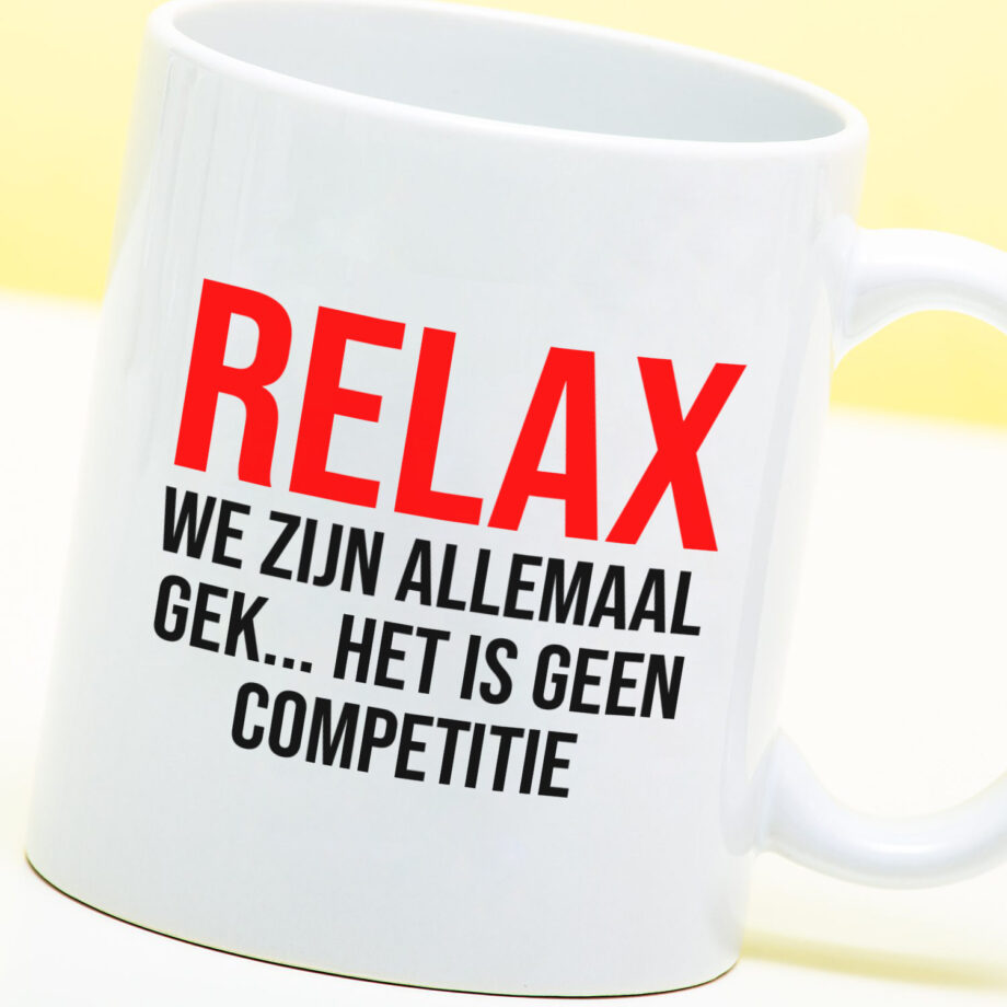 Mok met Tekst ‘’Relax we zijn allemaal gek’’ | Materiaal: Keramiek | 33 cl | Mok met Tekst | Koffie Mok | Grappige Cadeau |  Vaatwasser bestendig | Humor | Mok met grappige tekst