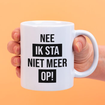 Mok met Tekst ‘’Nee ik sta niet meer op!’’ | Materiaal: Keramiek | 33 cl | Mok met Tekst | Koffie Mok | Grappige Cadeau |  Vaatwasser bestendig | Humor | Mok met grappige tekst