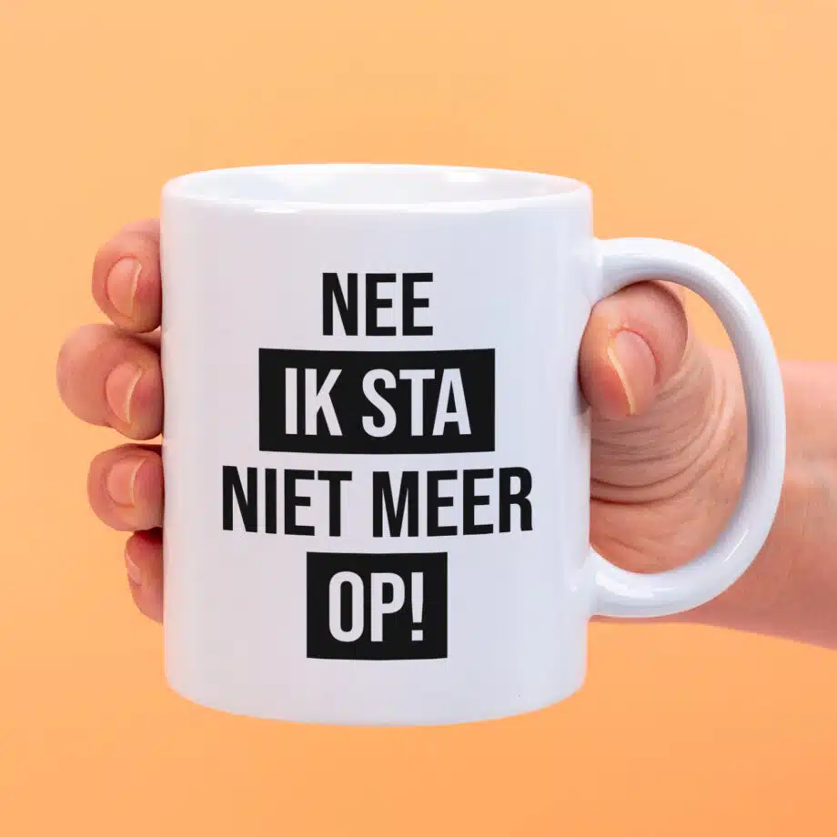 Mok met Tekst ‘’Nee ik sta niet meer op!’’ | Materiaal: Keramiek | 33 cl | Mok met Tekst | Koffie Mok | Grappige Cadeau |  Vaatwasser bestendig | Humor | Mok met grappige tekst