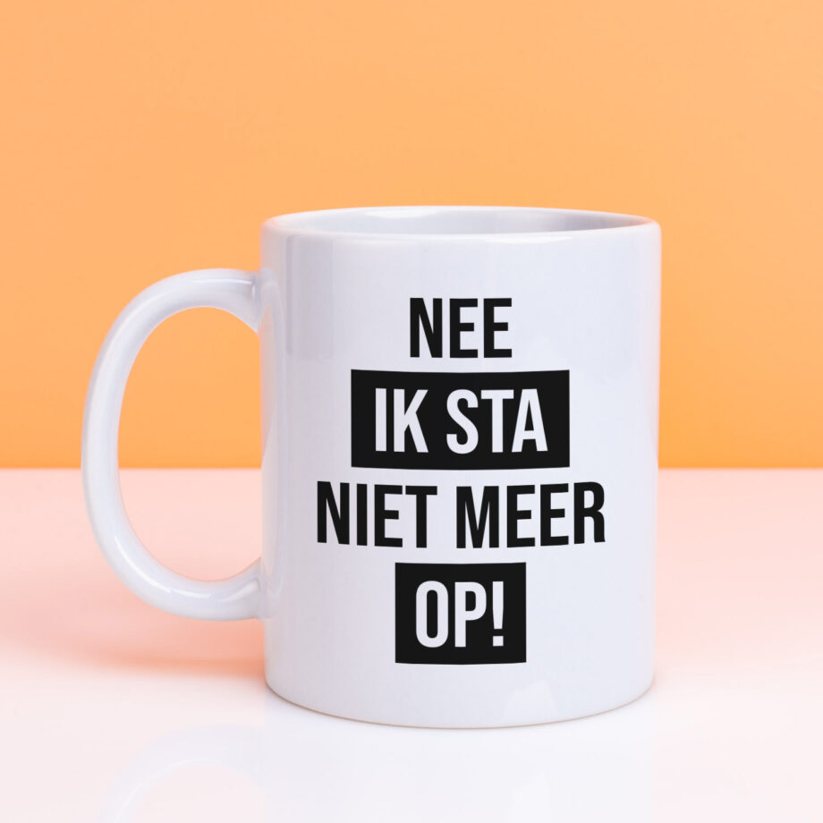 Mok met Tekst ‘’Nee ik sta niet meer op!’’ | Materiaal: Keramiek | 33 cl | Mok met Tekst | Koffie Mok | Grappige Cadeau |  Vaatwasser bestendig | Humor | Mok met grappige tekst