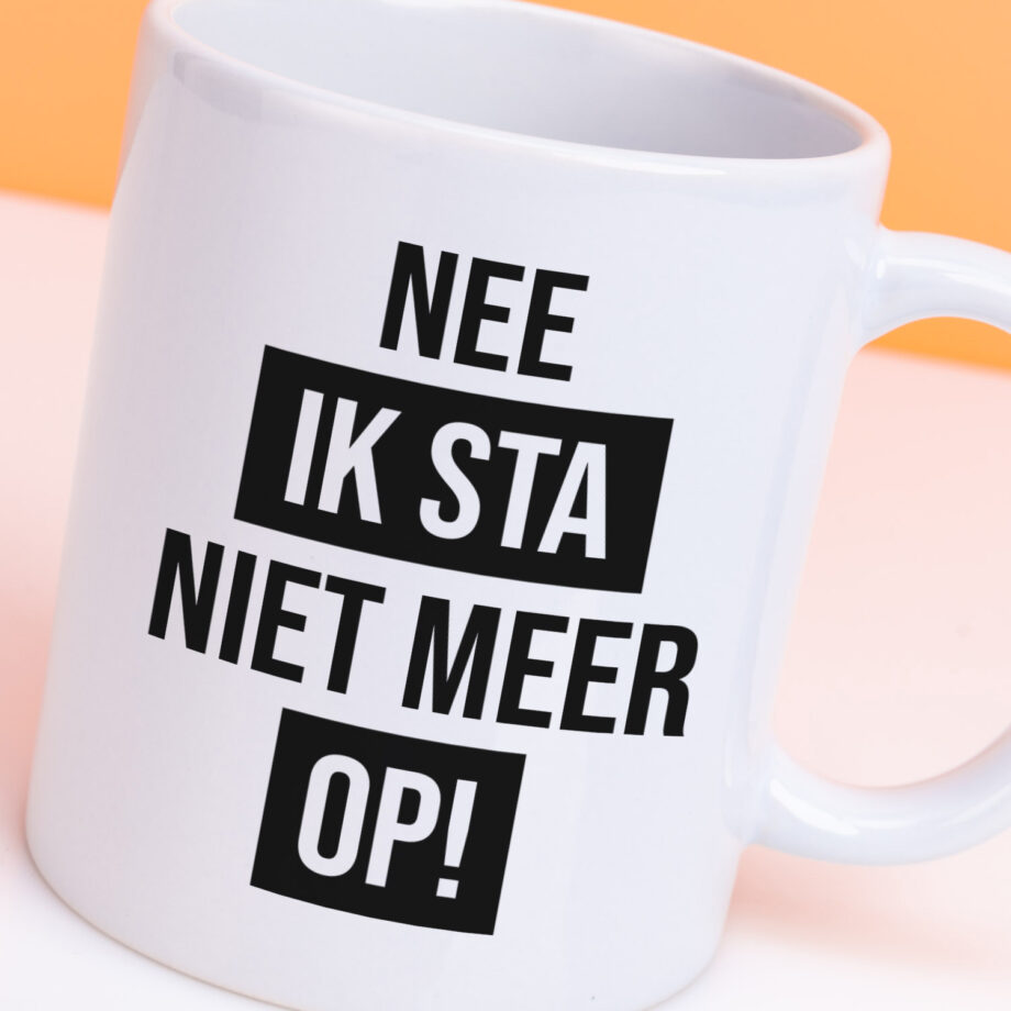 Mok met Tekst ‘’Nee ik sta niet meer op!’’ | Materiaal: Keramiek | 33 cl | Mok met Tekst | Koffie Mok | Grappige Cadeau |  Vaatwasser bestendig | Humor | Mok met grappige tekst
