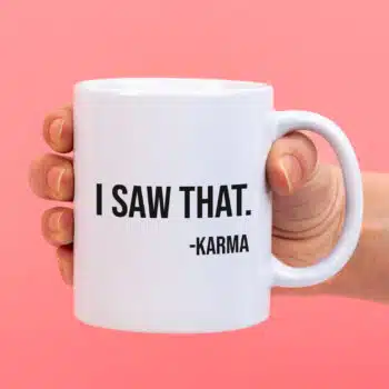 Mok met Tekst ‘’I saw that karma’’ | Materiaal: Keramiek | 33 cl | Mok met Tekst | Koffie Mok | Grappige Cadeau |  Vaatwasser bestendig | Humor | Mok met grappige tekst