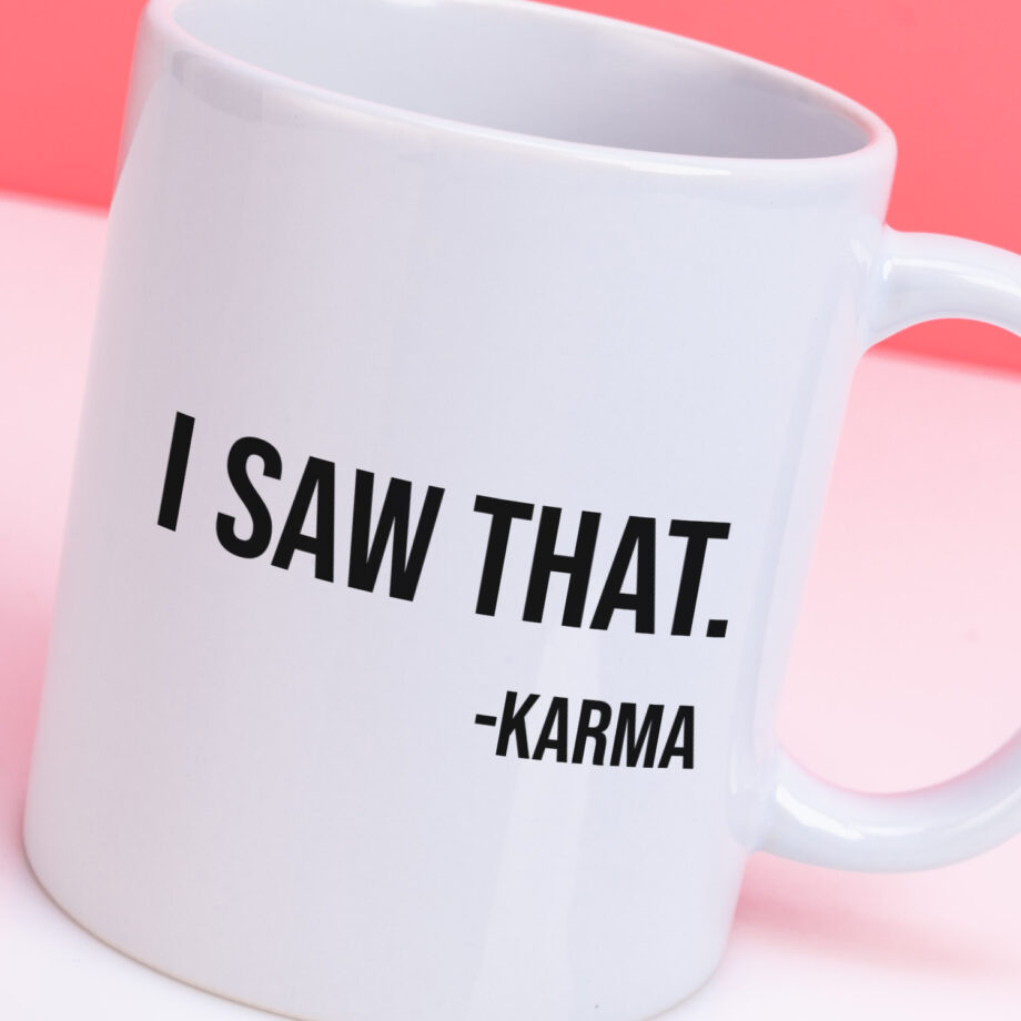 Mok met Tekst ‘’I saw that karma’’ | Materiaal: Keramiek | 33 cl | Mok met Tekst | Koffie Mok | Grappige Cadeau |  Vaatwasser bestendig | Humor | Mok met grappige tekst