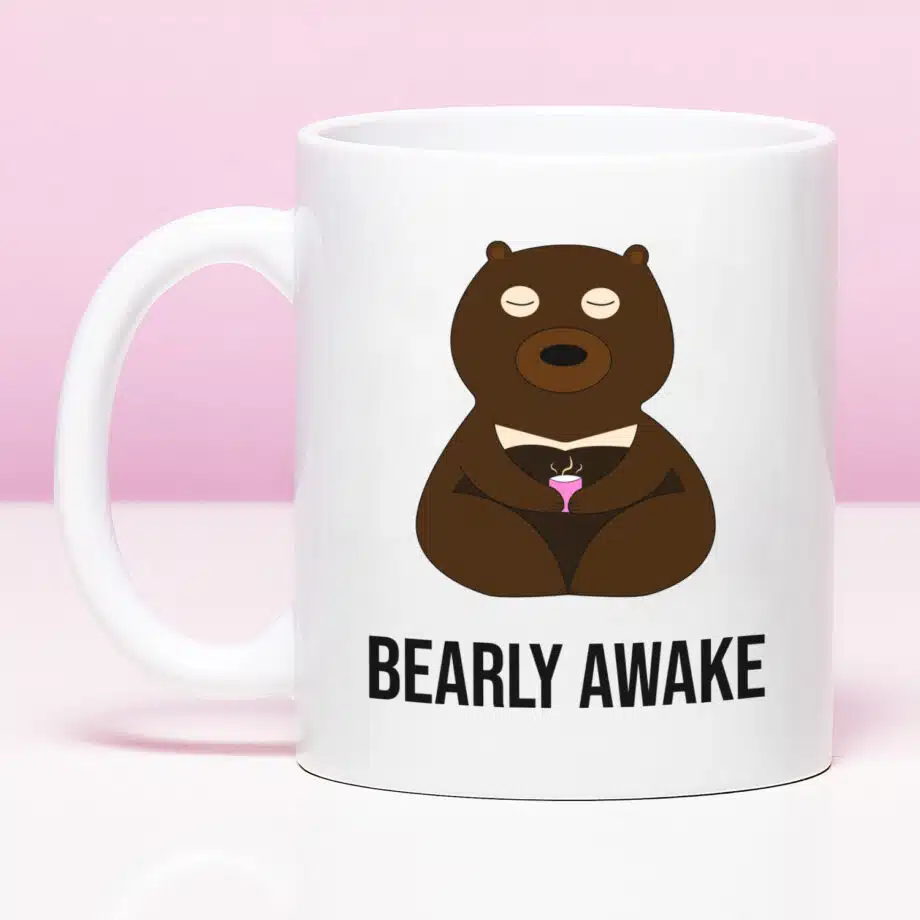 Mok met Tekst ‘’Bearly awake’’ | Materiaal: Keramiek | 33 cl | Mok met Tekst | Koffie Mok | Grappige Cadeau |  Vaatwasser bestendig | Humor | Mok met grappige tekst