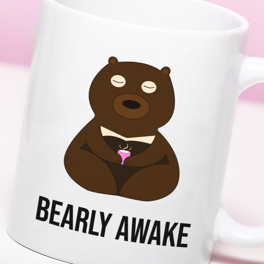 Mok met Tekst ‘’Bearly awake’’ | Materiaal: Keramiek | 33 cl | Mok met Tekst | Koffie Mok | Grappige Cadeau |  Vaatwasser bestendig | Humor | Mok met grappige tekst
