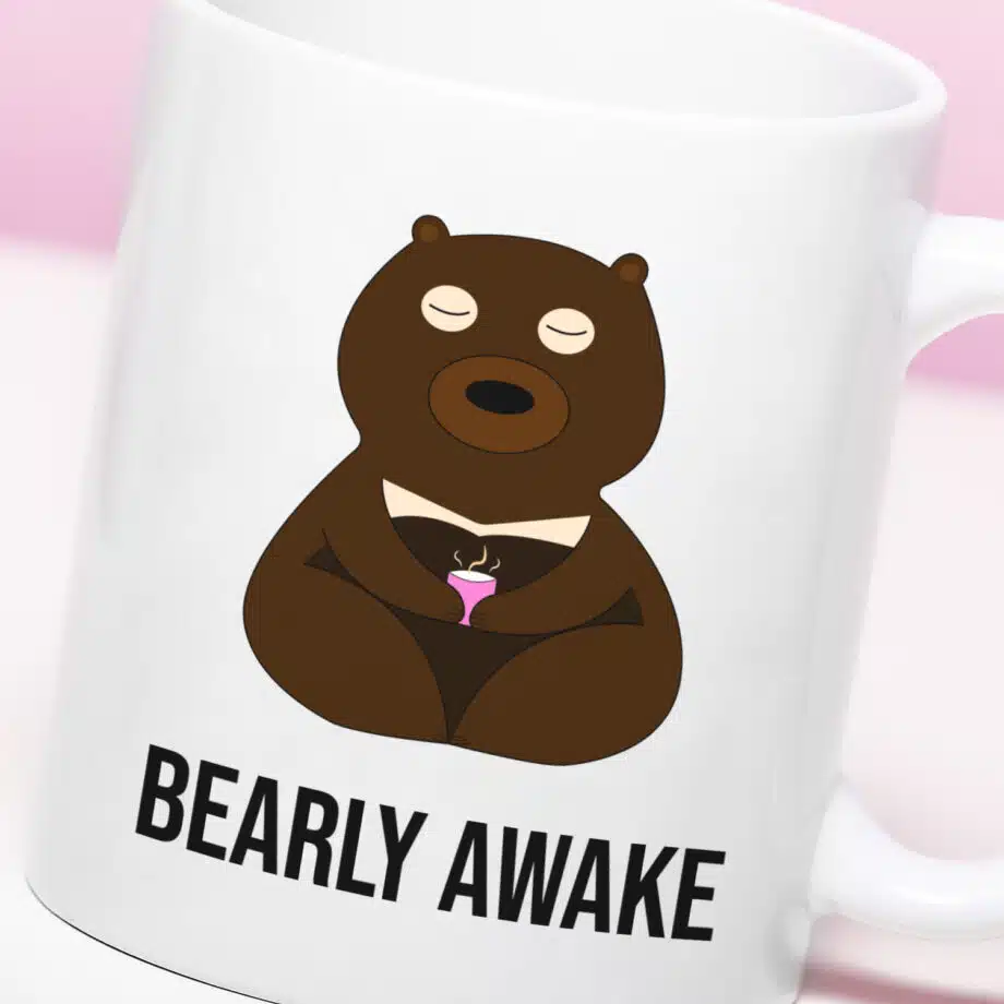 Mok met Tekst ‘’Bearly awake’’ | Materiaal: Keramiek | 33 cl | Mok met Tekst | Koffie Mok | Grappige Cadeau |  Vaatwasser bestendig | Humor | Mok met grappige tekst