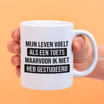 Mok met Tekst ‘’Mijn leven voelt als een toets’’ | Materiaal: Keramiek | 33 cl | Mok met Tekst | Koffie Mok | Grappige Cadeau |  Vaatwasser bestendig | Humor | Mok met grappige tekst