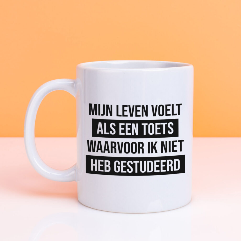 Mok met Tekst ‘’Mijn leven voelt als een toets’’ | Materiaal: Keramiek | 33 cl | Mok met Tekst | Koffie Mok | Grappige Cadeau |  Vaatwasser bestendig | Humor | Mok met grappige tekst