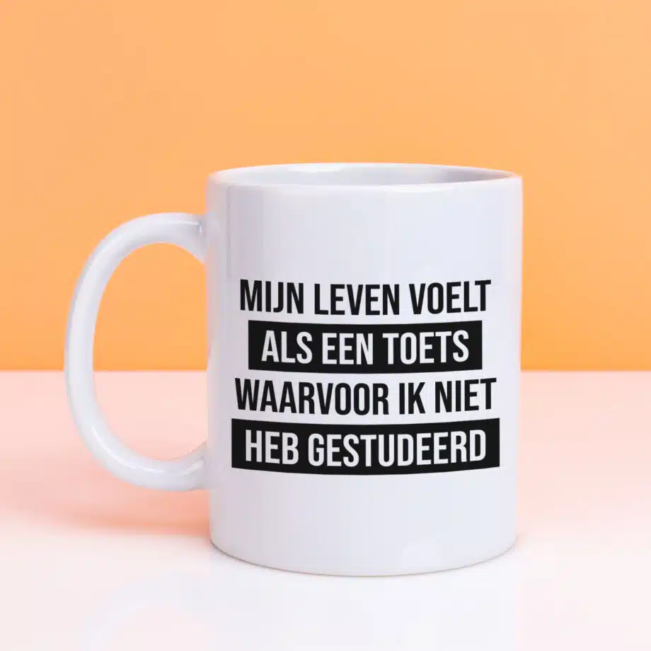 Mok met Tekst ‘’Mijn leven voelt als een toets’’ | Materiaal: Keramiek | 33 cl | Mok met Tekst | Koffie Mok | Grappige Cadeau |  Vaatwasser bestendig | Humor | Mok met grappige tekst