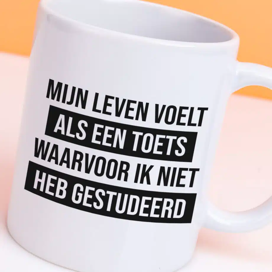 Mok met Tekst ‘’Mijn leven voelt als een toets’’ | Materiaal: Keramiek | 33 cl | Mok met Tekst | Koffie Mok | Grappige Cadeau |  Vaatwasser bestendig | Humor | Mok met grappige tekst