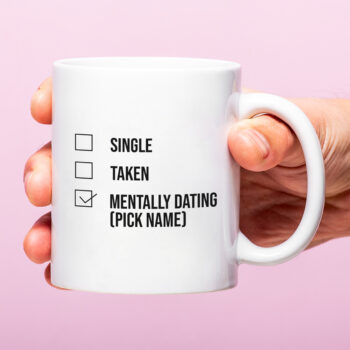 Mok met Tekst ‘’Single, dating, mentally dating’’ | Materiaal: Keramiek | 33 cl | Mok met Tekst | Koffie Mok | Grappige Cadeau |  Vaatwasser bestendig | Humor | Mok met grappige tekst