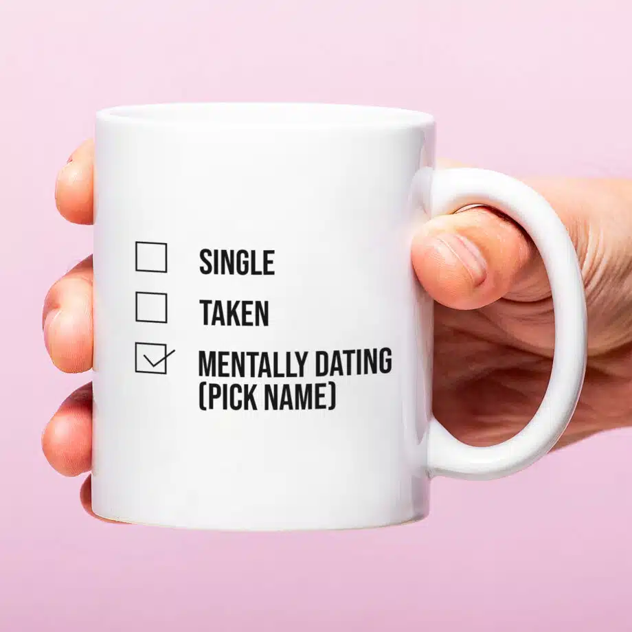 Mok met Tekst ‘’Single, dating, mentally dating’’ | Materiaal: Keramiek | 33 cl | Mok met Tekst | Koffie Mok | Grappige Cadeau |  Vaatwasser bestendig | Humor | Mok met grappige tekst