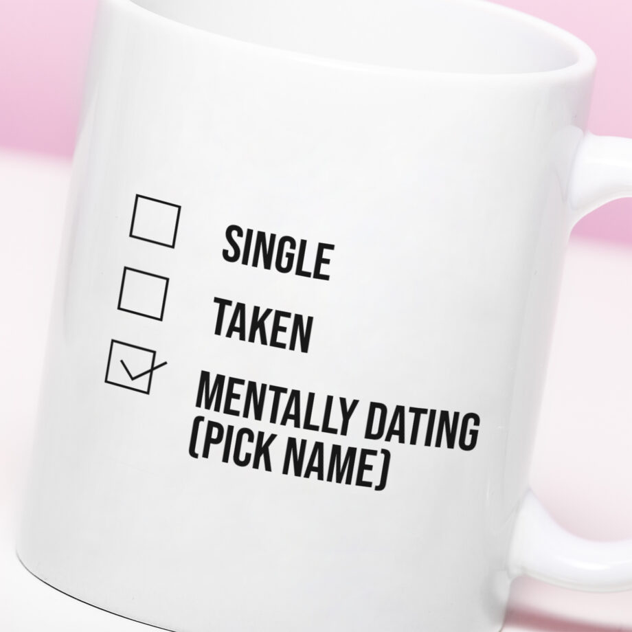 Mok met Tekst ‘’Single, dating, mentally dating’’ | Materiaal: Keramiek | 33 cl | Mok met Tekst | Koffie Mok | Grappige Cadeau |  Vaatwasser bestendig | Humor | Mok met grappige tekst