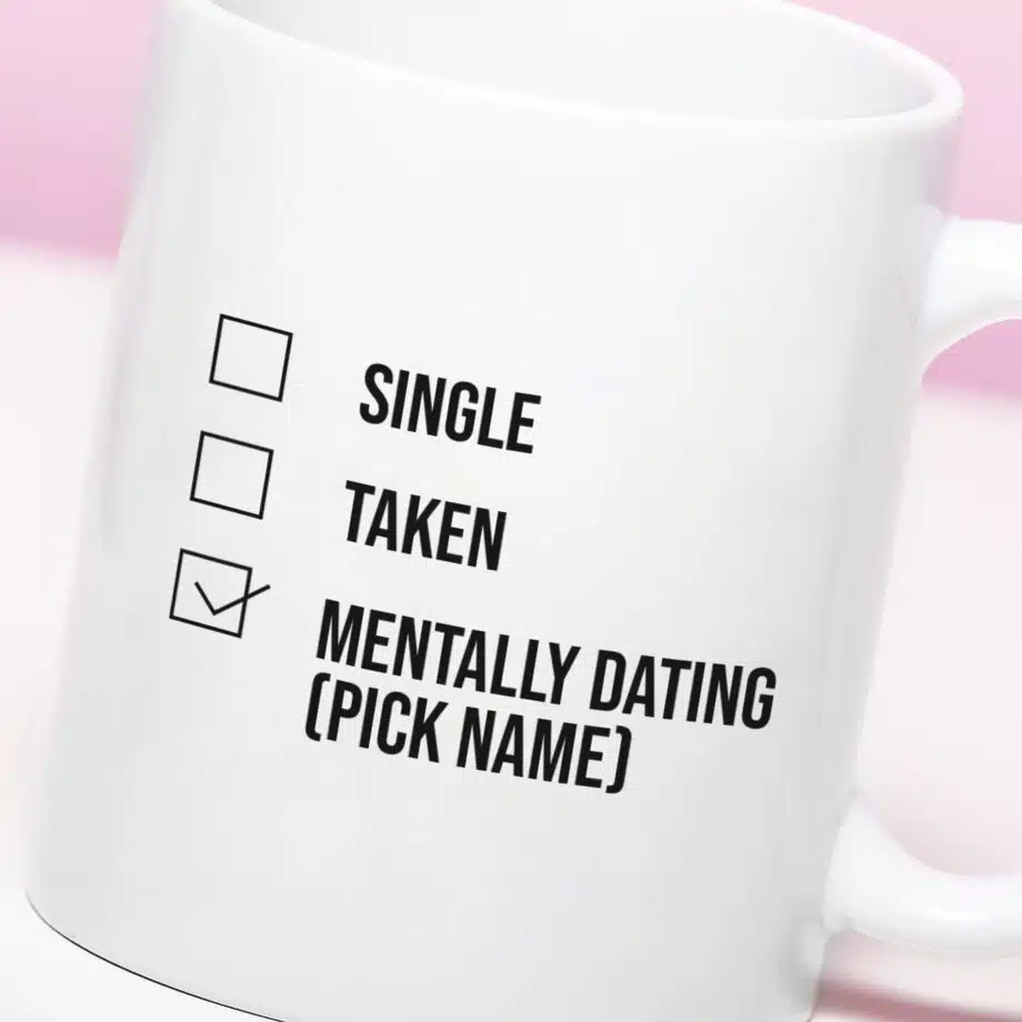 Mok met Tekst ‘’Single, dating, mentally dating’’ | Materiaal: Keramiek | 33 cl | Mok met Tekst | Koffie Mok | Grappige Cadeau |  Vaatwasser bestendig | Humor | Mok met grappige tekst
