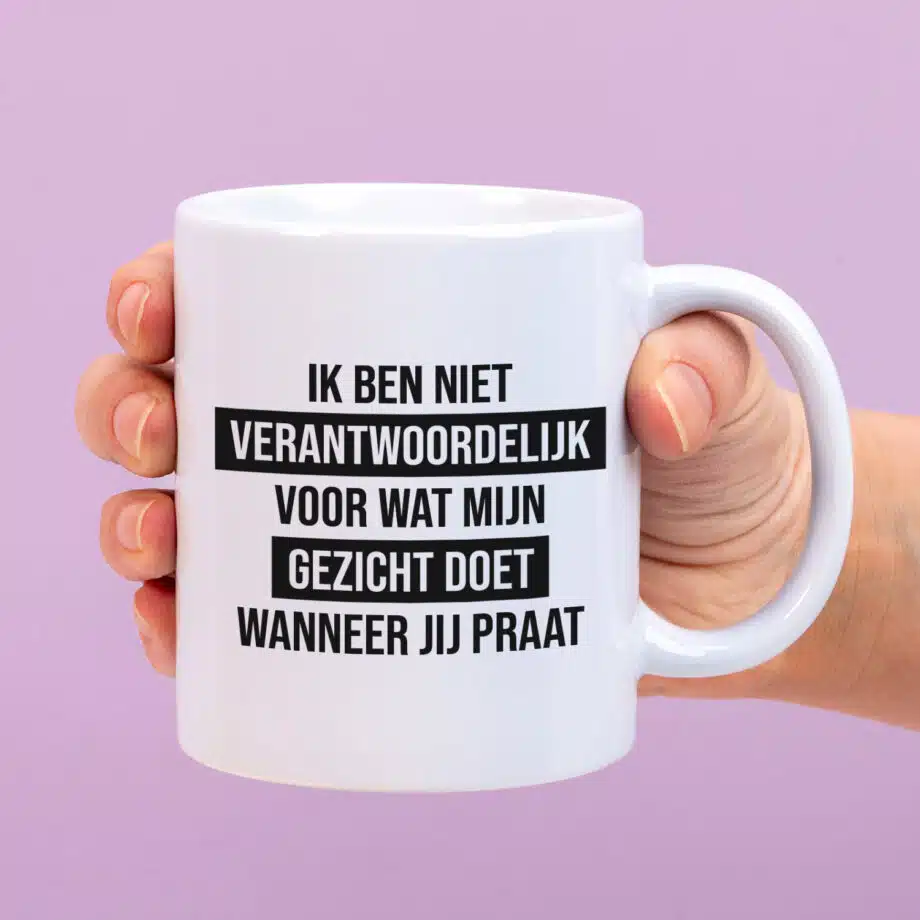 Mok met Tekst ‘’Ik ben niet verantwoordelijk’’ | Materiaal: Keramiek | 33 cl | Mok met Tekst | Koffie Mok | Grappige Cadeau |  Vaatwasser bestendig | Humor | Mok met grappige tekst