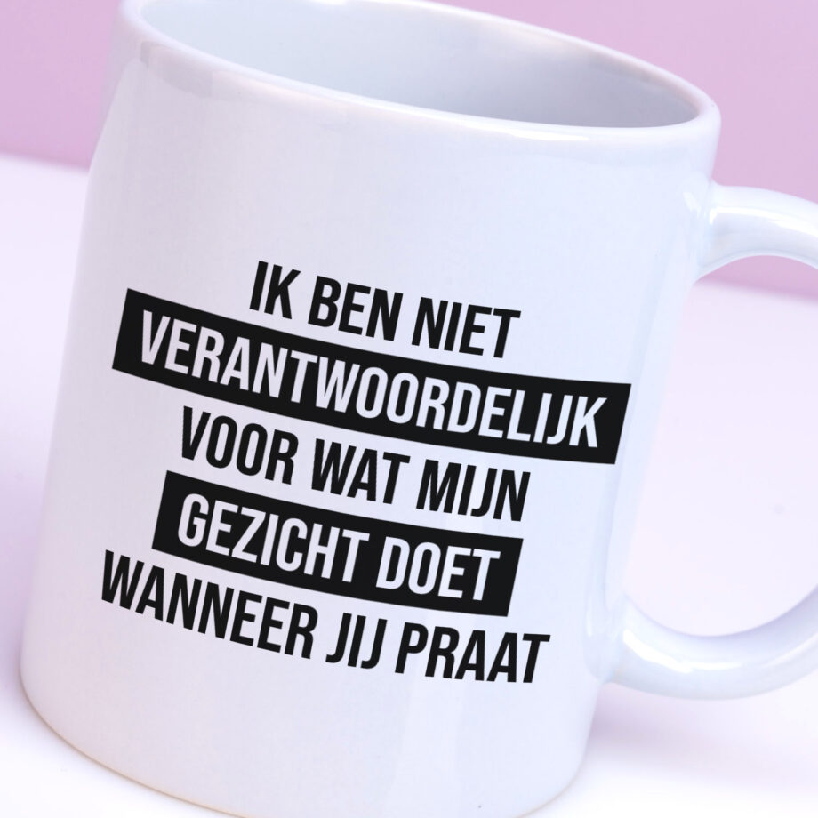 Mok met Tekst ‘’Ik ben niet verantwoordelijk’’ | Materiaal: Keramiek | 33 cl | Mok met Tekst | Koffie Mok | Grappige Cadeau |  Vaatwasser bestendig | Humor | Mok met grappige tekst