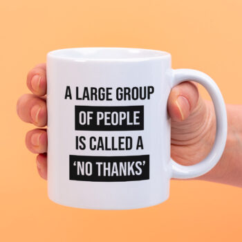Mok met Tekst ‘’A large group of people’’ | Materiaal: Keramiek | 33 cl | Mok met Tekst | Koffie Mok | Grappige Cadeau |  Vaatwasser bestendig | Humor | Mok met grappige tekst