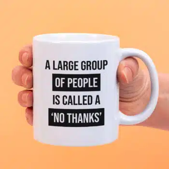 Mok met Tekst ‘’A large group of people’’ | Materiaal: Keramiek | 33 cl | Mok met Tekst | Koffie Mok | Grappige Cadeau |  Vaatwasser bestendig | Humor | Mok met grappige tekst