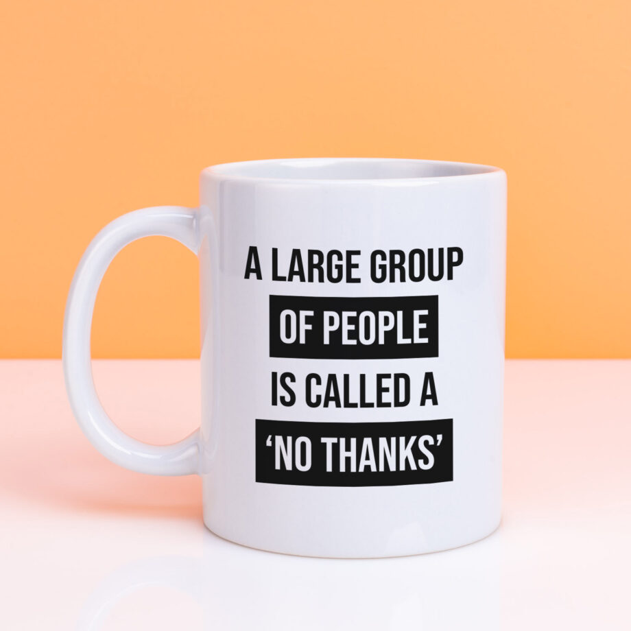 Mok met Tekst ‘’A large group of people’’ | Materiaal: Keramiek | 33 cl | Mok met Tekst | Koffie Mok | Grappige Cadeau |  Vaatwasser bestendig | Humor | Mok met grappige tekst