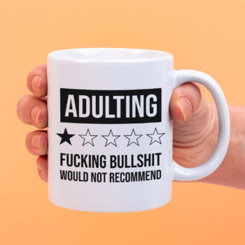 Mok met Tekst ‘’Adulting’’ | Materiaal: Keramiek | 33 cl | Mok met Tekst | Koffie Mok | Grappige Cadeau |  Vaatwasser bestendig | Humor | Mok met grappige tekst