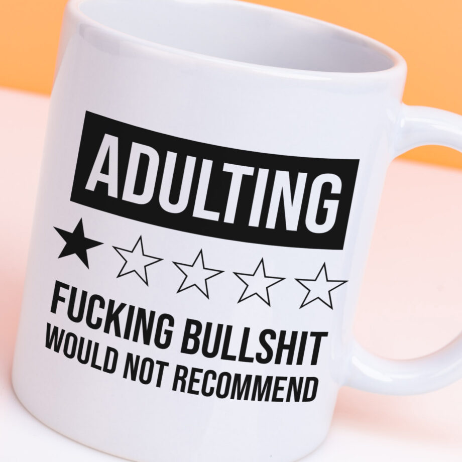 Mok met Tekst ‘’Adulting’’ | Materiaal: Keramiek | 33 cl | Mok met Tekst | Koffie Mok | Grappige Cadeau |  Vaatwasser bestendig | Humor | Mok met grappige tekst