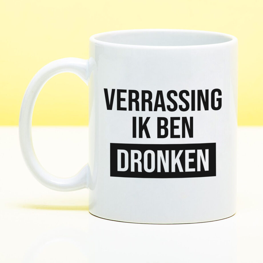 Mok met Tekst ‘’Verrassing ik ben dronken’’ | Materiaal: Keramiek | 33 cl | Mok met Tekst | Koffie Mok | Grappige Cadeau |  Vaatwasser bestendig | Humor | Mok met grappige tekst