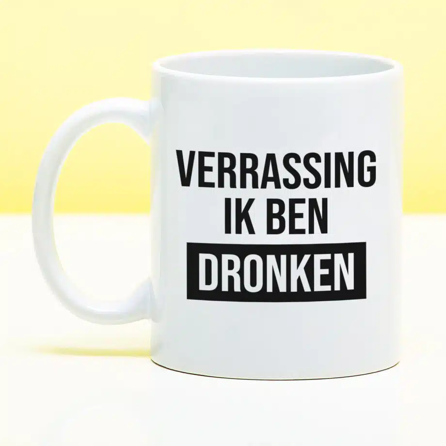 Mok met Tekst ‘’Verrassing ik ben dronken’’ | Materiaal: Keramiek | 33 cl | Mok met Tekst | Koffie Mok | Grappige Cadeau |  Vaatwasser bestendig | Humor | Mok met grappige tekst