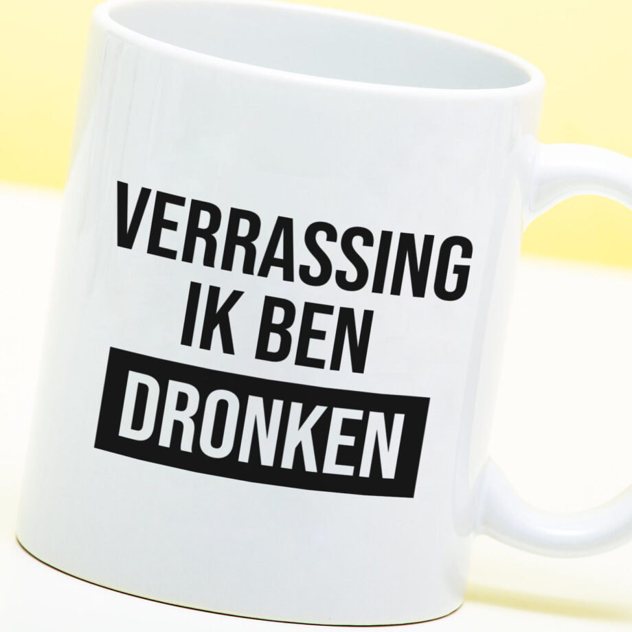 Mok met Tekst ‘’Verrassing ik ben dronken’’ | Materiaal: Keramiek | 33 cl | Mok met Tekst | Koffie Mok | Grappige Cadeau |  Vaatwasser bestendig | Humor | Mok met grappige tekst