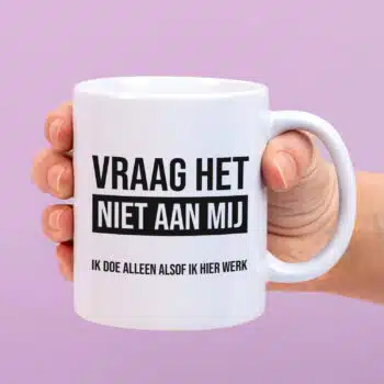 Mok met Tekst ‘’Vraag het niet aan mij’’ | Materiaal: Keramiek | 33 cl | Mok met Tekst | Koffie Mok | Grappige Cadeau |  Vaatwasser bestendig | Humor | Mok met grappige tekst