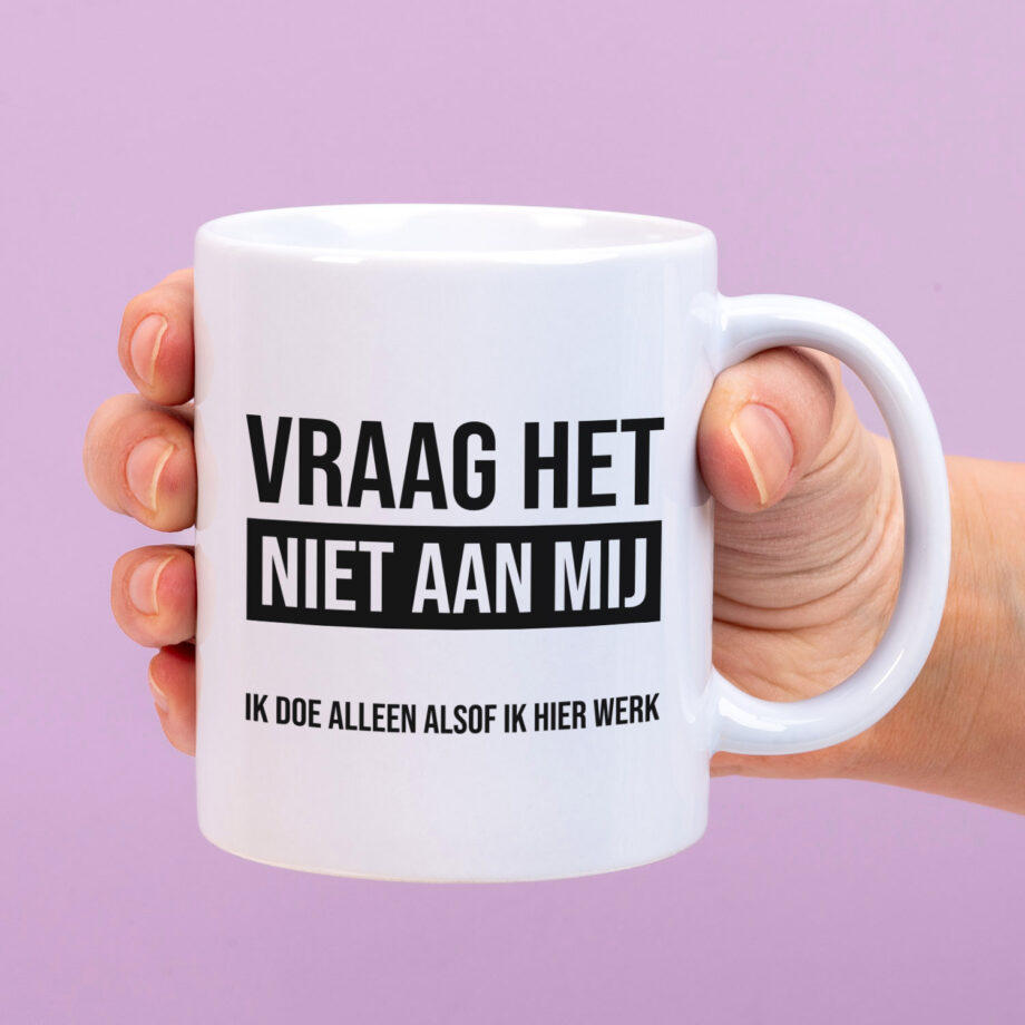 Mok met Tekst ‘’Vraag het niet aan mij’’ | Materiaal: Keramiek | 33 cl | Mok met Tekst | Koffie Mok | Grappige Cadeau |  Vaatwasser bestendig | Humor | Mok met grappige tekst