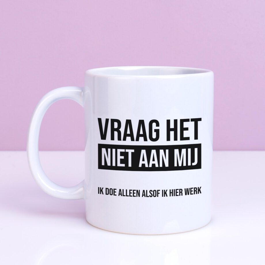 Mok met Tekst ‘’Vraag het niet aan mij’’ | Materiaal: Keramiek | 33 cl | Mok met Tekst | Koffie Mok | Grappige Cadeau |  Vaatwasser bestendig | Humor | Mok met grappige tekst