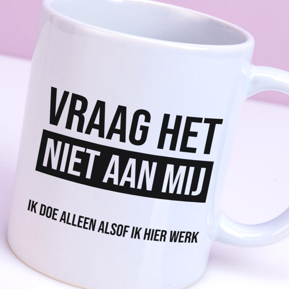 Mok met Tekst ‘’Vraag het niet aan mij’’ | Materiaal: Keramiek | 33 cl | Mok met Tekst | Koffie Mok | Grappige Cadeau |  Vaatwasser bestendig | Humor | Mok met grappige tekst