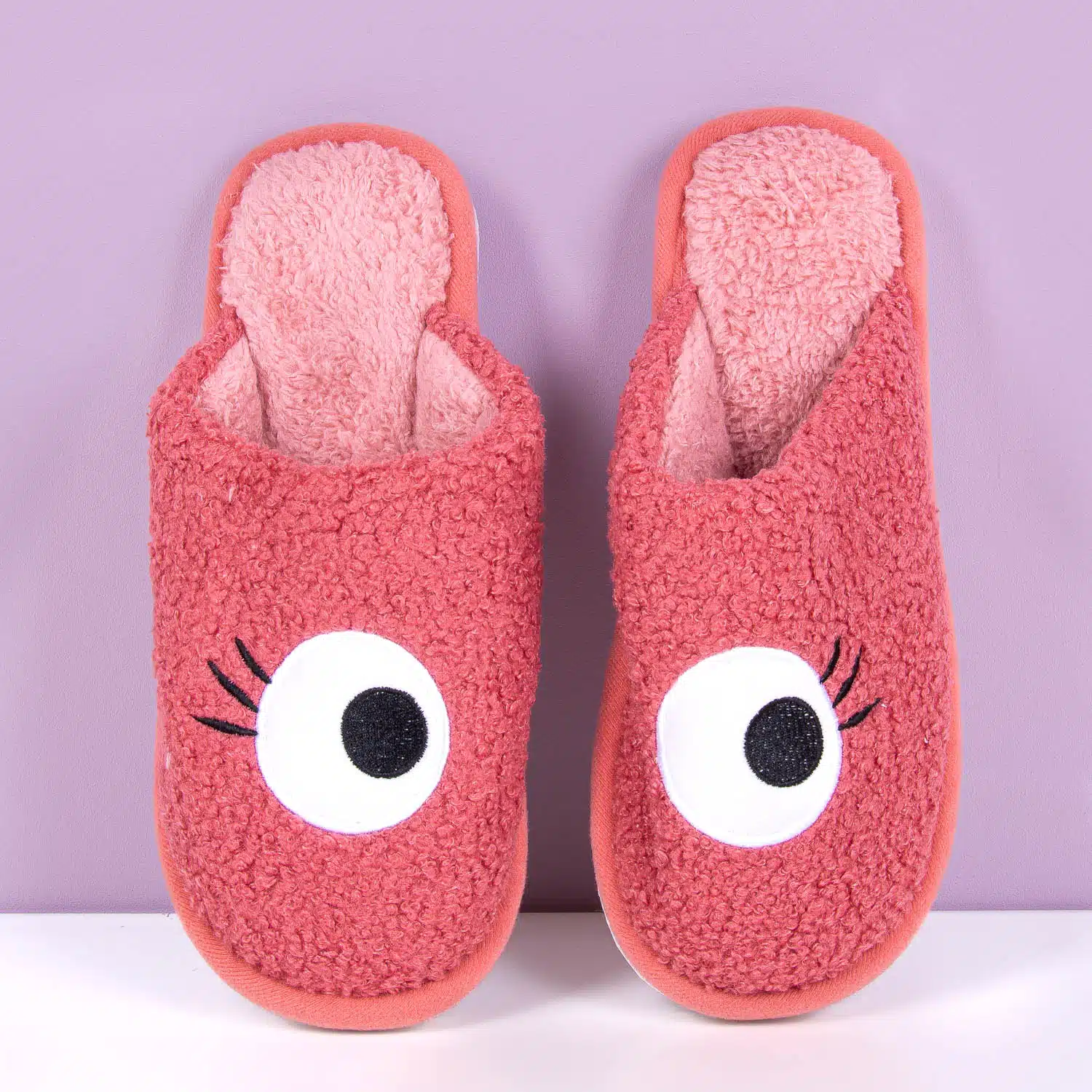 Roze sloffen met ogen