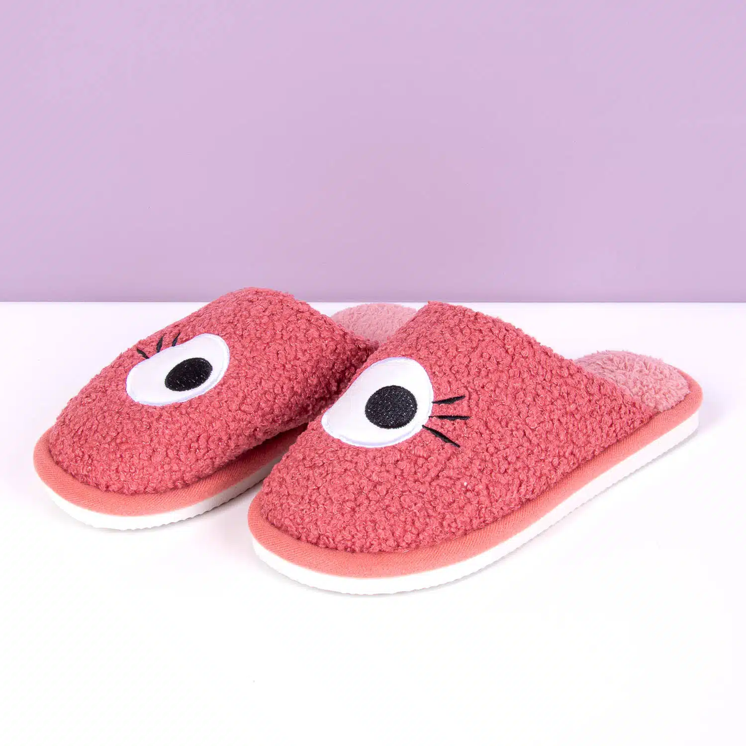 Roze sloffen met ogen