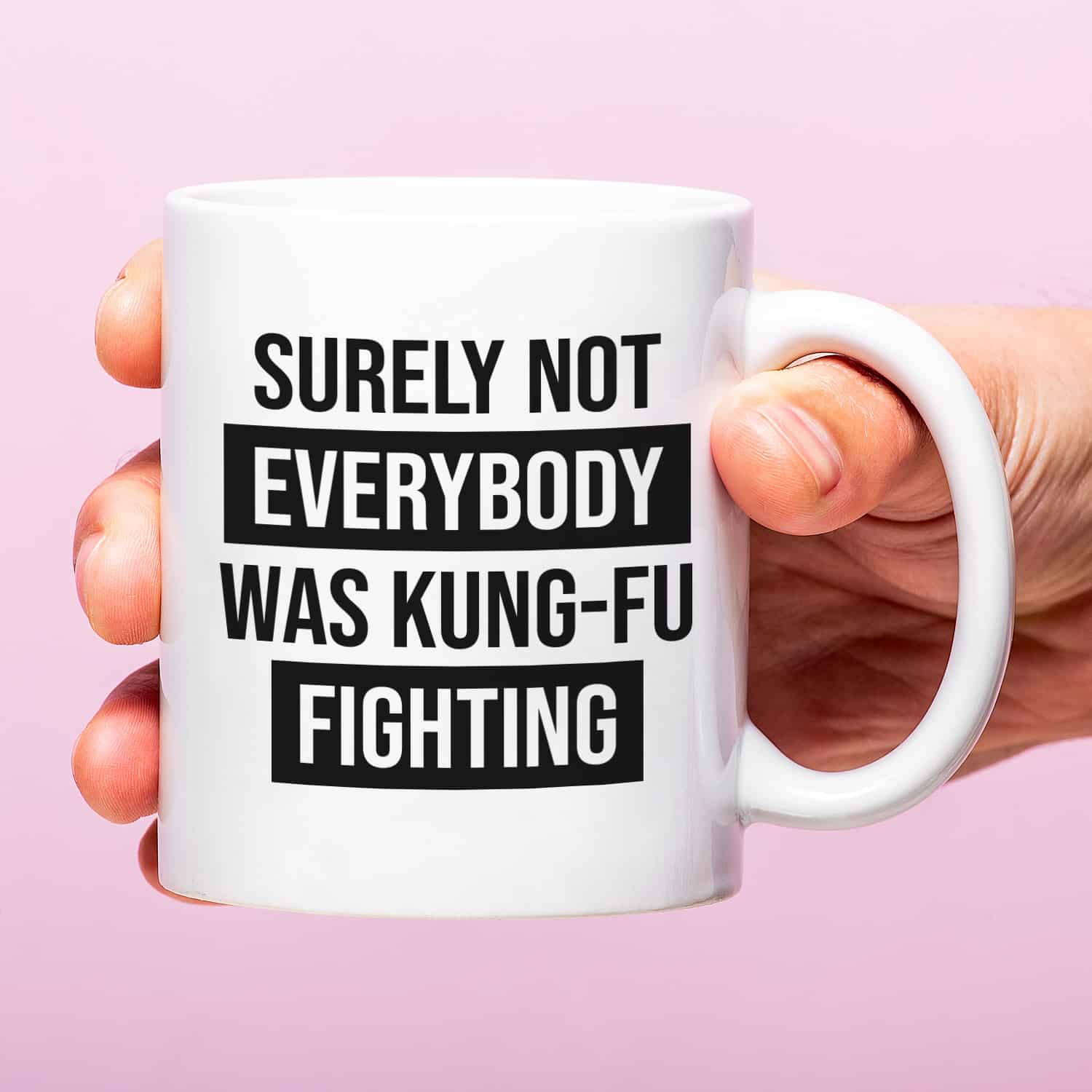 Mok met Tekst ‘’Surely not everybody was kung-fu fighting’’ | Materiaal: Keramiek | 33 cl | Mok met Tekst | Koffie Mok | Grappige Cadeau | Vaatwasser bestendig | Humor | Mok met grappige tekst