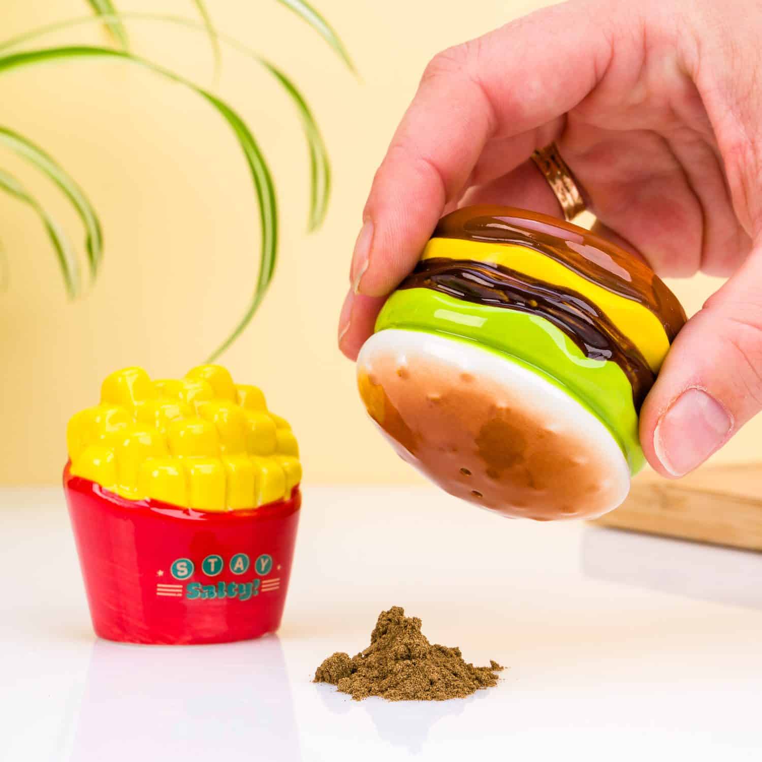 Hamburger en frietjes peper- en zoutstel