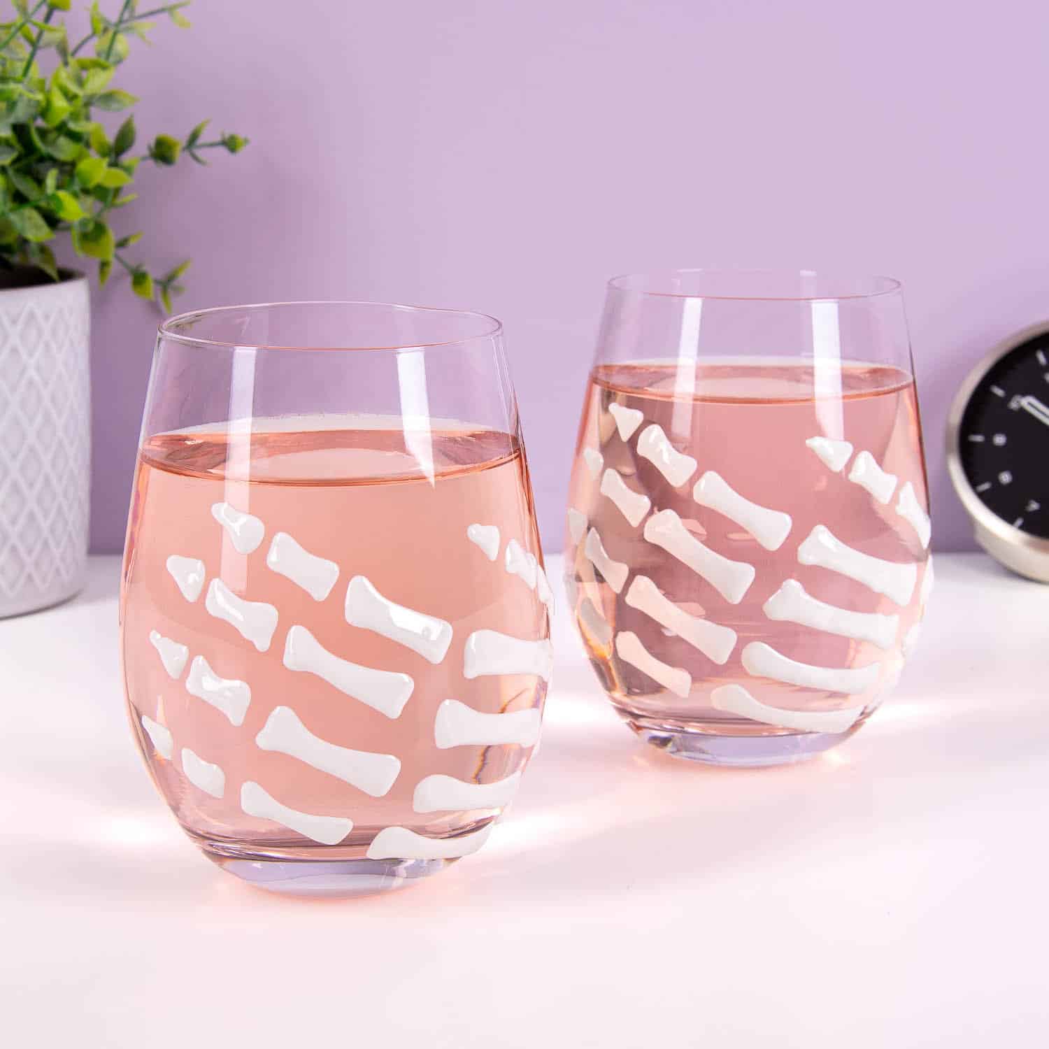 Glas met skelethand (set van 2)