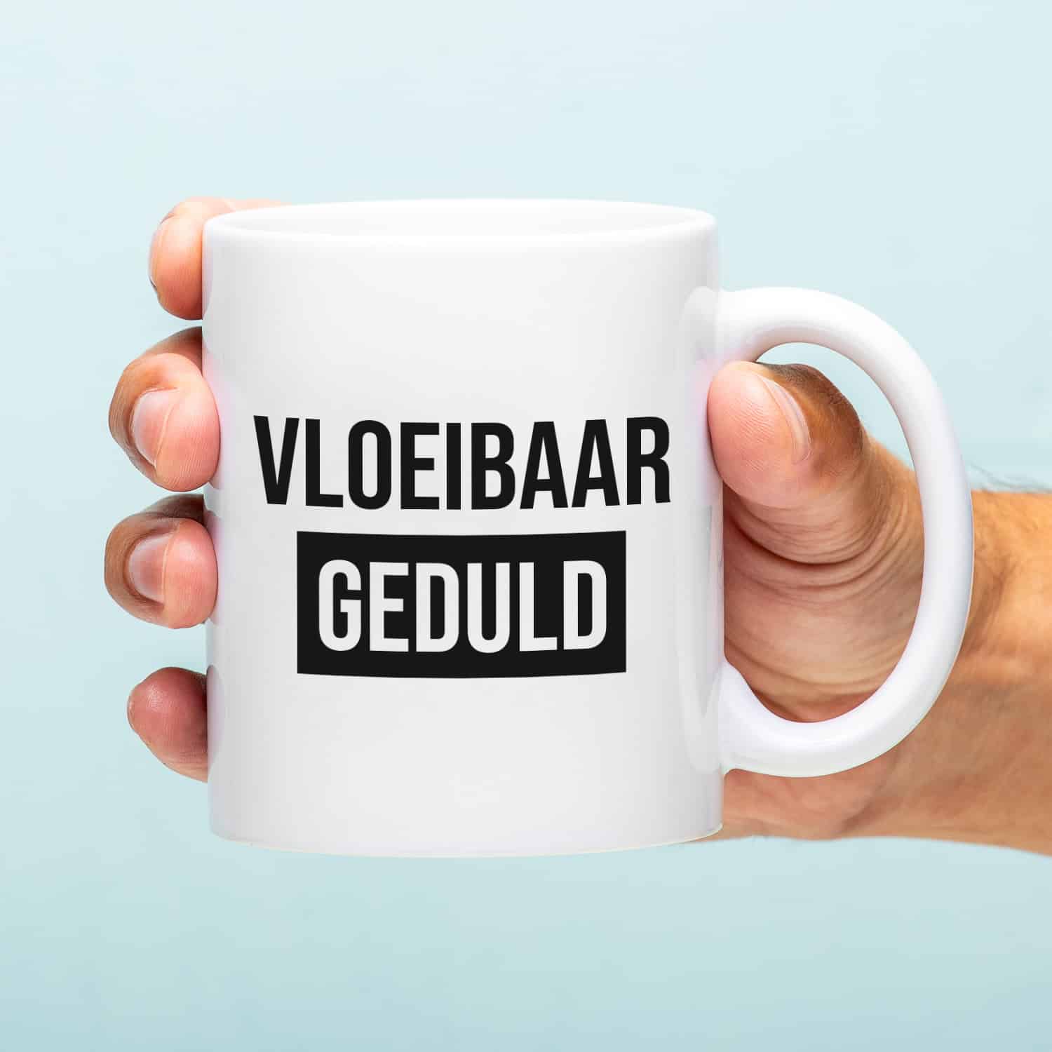 Mok met Tekst ‘’Vloeibaar geduld’’ | Materiaal: Keramiek | 33 cl | Mok met Tekst | Koffie Mok | Grappige Cadeau | Vaatwasser bestendig | Humor | Mok met grappige tekst