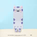 Close-up Kat leeslampje en boekenlegger